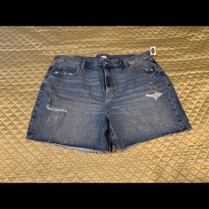 Destructed denim shorts with raw edge